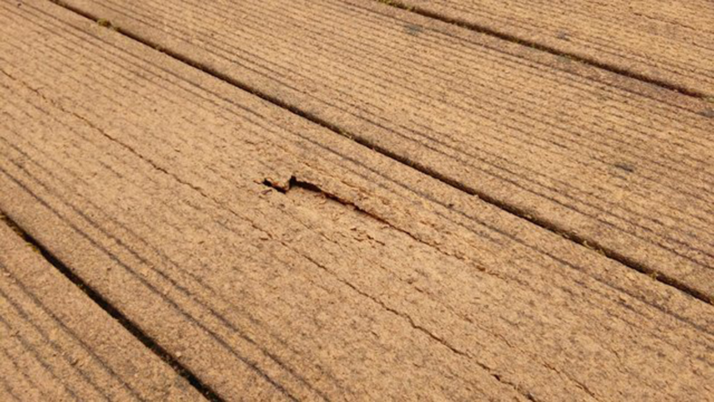 nekvalitni venkovni drevoplastova podlaha